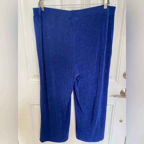 Chico’s Travelers Classic Crops - Picture 3 of 4